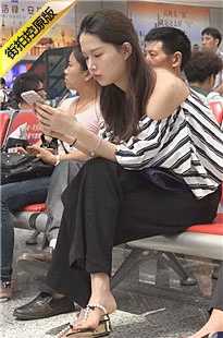 候车的长发黑裤美足气质美女[239M/WMV]