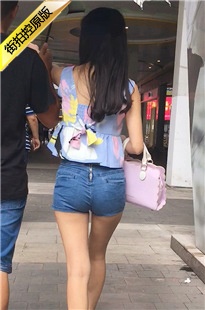 蓝色紧绷牛仔热裤圆润翘臀长发美眉[235M/MOV]