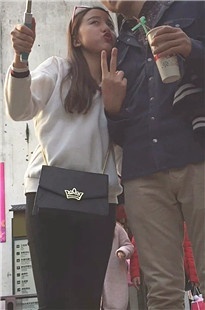 和男友玩自拍的黑色紧身裤小妹[625M/MOV]