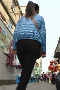 独自一人逛街的黑裤MM[562M/M2TS]