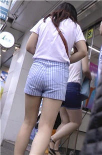 在ATM遇到个热裤MM，出来又遇到个长腿美眉[323M/MP4]