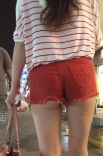 现在的美女都喜欢风吹屁屁的感觉啊[106M/M2TS]