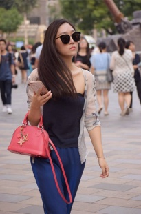 街拍一黑一白时尚大咖霸气二位极品潮女－10张