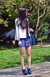 公园内肉丝包臀短裙美女[8P]