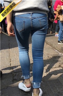 街拍紧身蓝牛饱满翘臀妹子，穿的一定是小内内[316M/MOV]