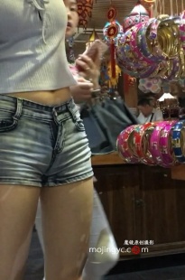 【狼哥2016原创】买饰品的紧牛热裤小妹[MP4/2GB]