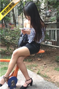 黑色紧绷包臀皮裙白腿长腿美女让人着迷[427M/MOV]