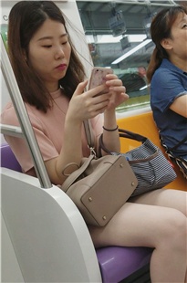 粉色上衣看手机的美腿美女[870M]