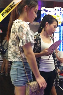 蓝色牛仔热裤极品饱满紧绷圆润翘臀美眉[499M/MOV]