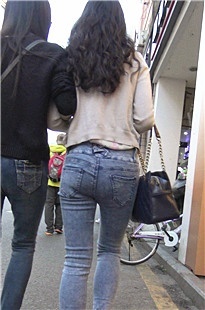 街拍蓝牛紧臀两MM[386M/MP4]