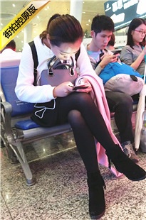 4K-高铁站候车的黑丝细腿MM[724M/MP4]