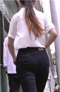 手舞足蹈的黑色紧身裤MM，急着去开房么[300M/MP4]