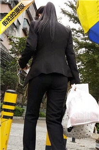 听着音乐下班归来的职业装妹子[101M/MP4]