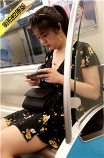 4K-地铁上的黑裙美女[804M/MP4]