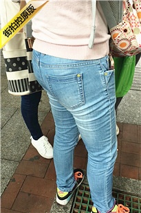 等公交的蓝色紧身牛仔裤饱满圆润丰臀美眉[225M/MOV]