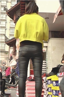 街拍黄衣皮裤MM[125M/M2TS]