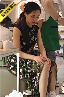 4K-高挑清纯美女在商场试鞋路玉足[2.23M/MP4]