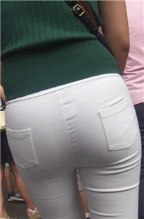 全方位演绎经典白色紧身大臀漂亮美眉[315M/MP4]