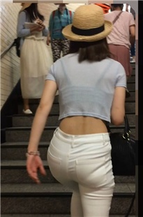 紧身白裤和包屯连衣裙两个OL[392M]