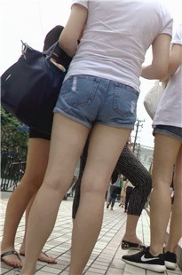 白衣长腿热裤小妹[335M/MP4]