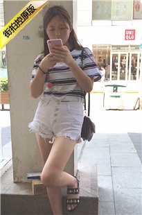 街拍白色牛仔短裤两姐妹[481M/AVI]