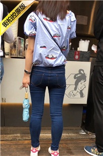 街拍牛仔裤圆润苹果臀美眉[701M/AVI]