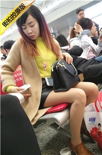 4K-黑色皮短裙肉丝长发美眉[635M/MP4]