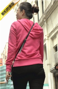 戴眼镜的知xing黑色紧身裤妹子[600M/M2TS]