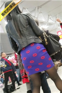 4K-高铁站跟拍紫色包臀裙黑丝高跟MT女子[674M/MP4]