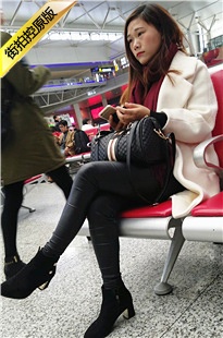 4K-高铁站候车的黑色紧身皮裤MM[705M/MP4]