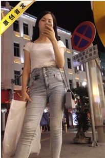 【纳兰xing急作品】青春、翘臀，就要边走边拍 [MP4/648MB]