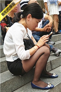 4K-坐在地上玩手机的黑丝短裤MM[1.32G/MP4]