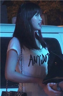 北外超级美女穿蓝紧身超短裙在三里屯兼职[718M/MTS]