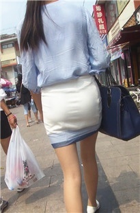 正拍白裙美眉忽然来了个黑色肉臀美眉[409M/MP4]