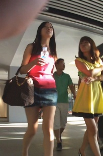 街拍牛仔短裙极品白长腿美女[52M/MP4]