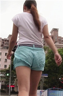 等红绿灯的绿热裤MM，大PP都快包不住了[315M/MTS]