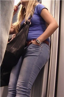 坐地铁的圆润紧绷牛仔裤翘臀外妹[471M/MTS]