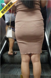 地铁站跟拍高跟紧身连衣包臀短裙长发美女[1.38G/MP4]