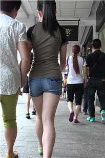 紧身牛仔大PG美眉[411M/MP4]