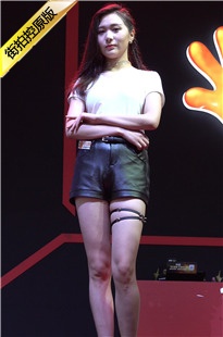 4K-2018CJ展台上的白衣皮短裤showgirl小姐姐[388M/MP4]