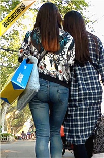 极品紧致蓝牛大学美眉，完美苹果臀深V令人陶醉[1.43G/MP4]