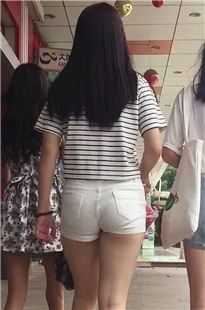 白色紧臀热裤长发妹子，年轻就是资本啊[1.16G/MP4]